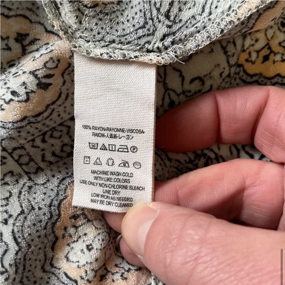 Patterned V-Neck Women's Top - Picture 13 of 16